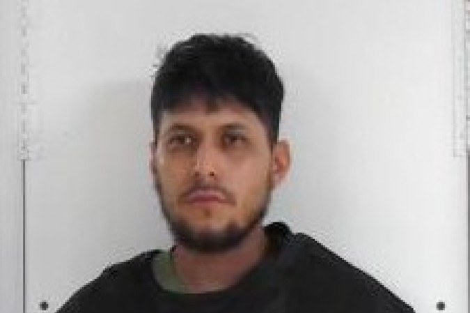 homem-preso-escondido-emabixo-cama-reproducao.jpg