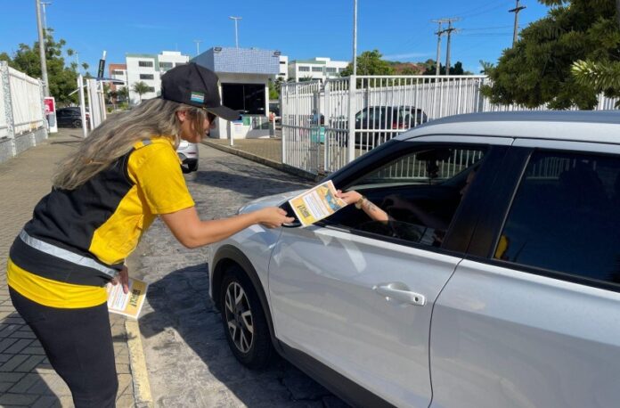 motoristas-recebem-orientacoes-sobre-importancia-de-evitar-fila-dupla-para-garantir-transito-seguro.jpeg