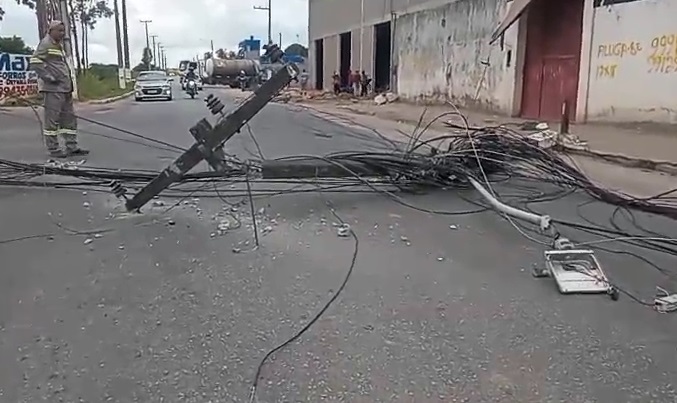 caminhao-derrubou-postes_reproducao.jpg