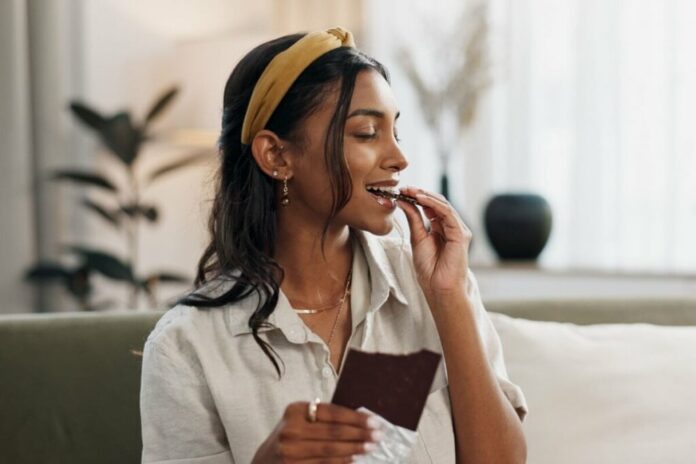 mulher-comendo-chocolate-2-1024x683.jpg